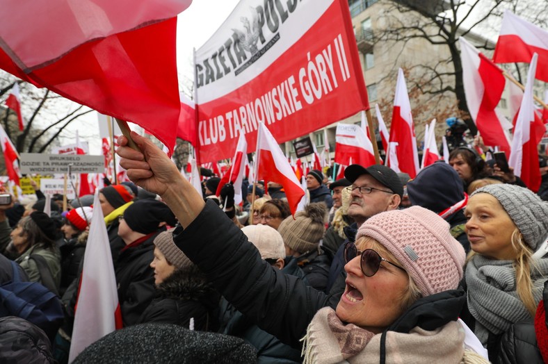 Protestujący pojawili się pod Trybunałem Konstytucyjnym z flagami i transparentami