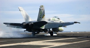 F-18 znów w wodzie! Trzeci myśliwiec USA stracony nad Morzem Czerwonym w krótkim czasie!