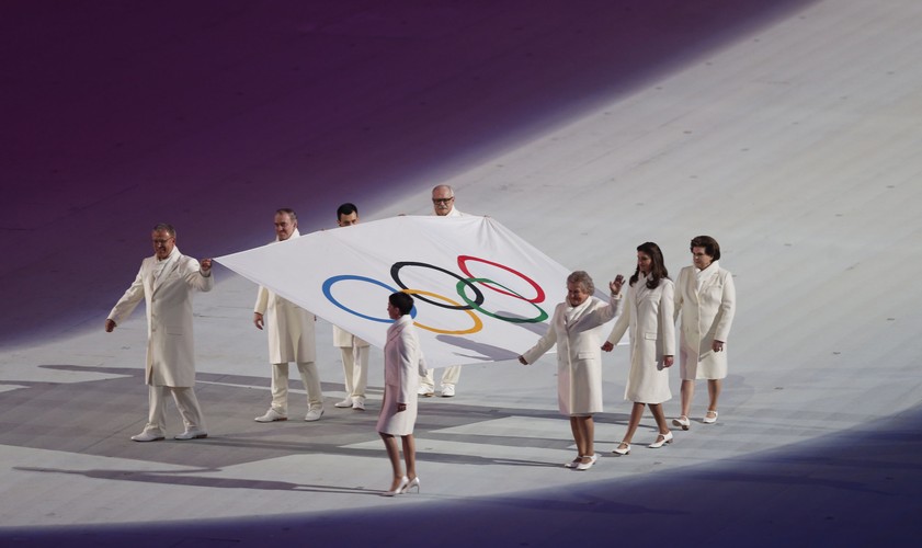Wniesienie flagi olimpijskiej w czasie ceremonii otwarcia igrzysk w Soczi