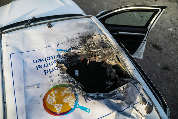 Samochód organizacji World Central Kitchen po izraelskim ataku