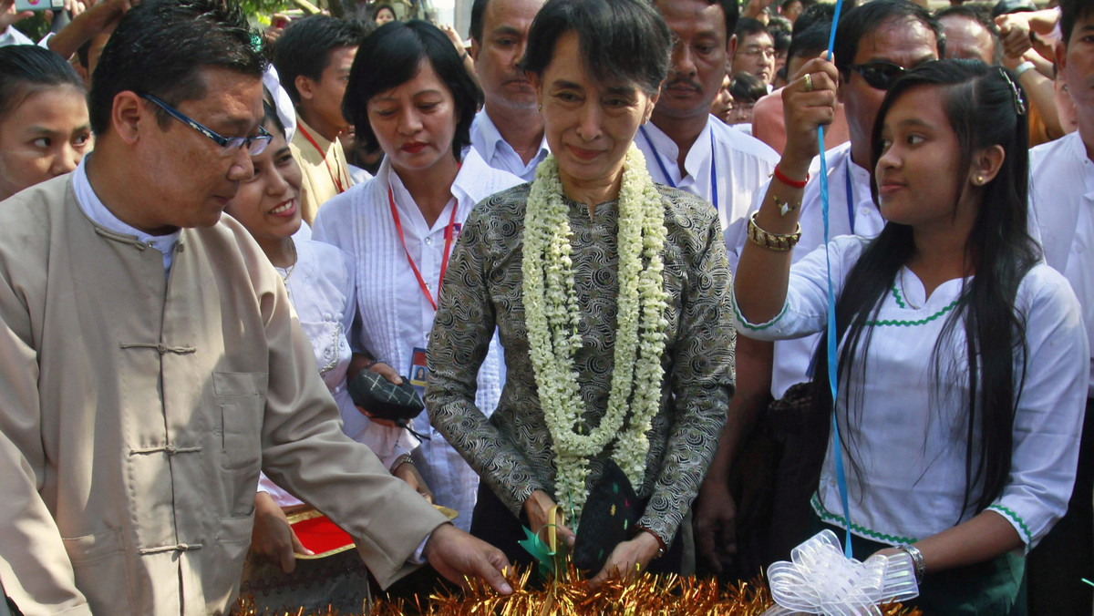 Narodowa Liga na rzecz Demokracji (NLD), kierowana przez birmańską opozycjonistkę Aung San Suu Kyi, złożyła w piątek w Komisji Wyborczej w stolicy Najpjidaw dokumenty rejestracyjne, co pozwoli jej na ponowną pełną legalizację jako ugrupowania politycznego.