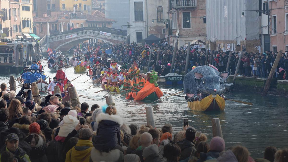 epa06481977 - ITALY CARNIVAL (Opening regatta of Venice Carnival)