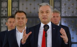 Biedroń: Polska potrzebuje w inwestycji w zwykłego człowieka. Kandydat zapowiada ochronę zdrowia i tanie mieszkania