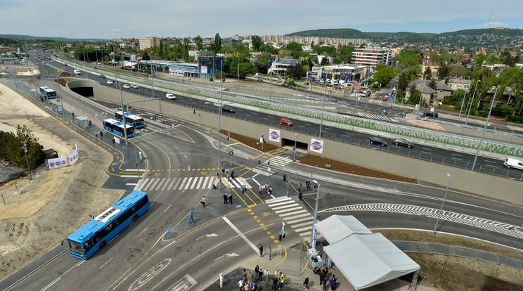 A forgalom egy részét a föld alá terelik, a 4-es metróhoz kapcsolódó beruházást tegnap adták át /Fotó: MTI Máthé Zoltán