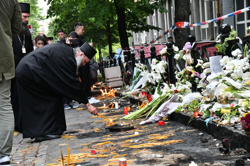 Patrijarh Porfirije pali sveću ispred škole gde se desilo ubistvo