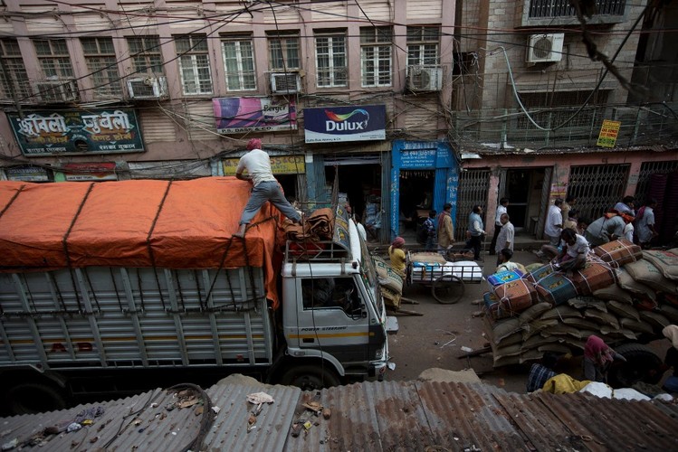 Z Kalkutą związana jest postać Matki Teresy, która przez ponad 45 lat służyła w tym mieście ubogim, bezdomnym i umierającym osobom.  W 1979 roku otrzymała za to Pokojową Nagrodę Nobla, zaś rok później przyznano jej najwyższe indyjskie odznaczenie państwowe – order Bharat Ratna. Postać Matki Teresy bywa również często krytykowana, między innymi za nieprzejrzysty sposób funkcjonowania prowadzonej przez nią organizacji, a także sprzeciw wobec antykoncepcji i aborcji.