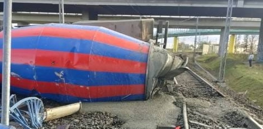 Tragiczny wypadek w Gdańsku. Samochód ciężarowy spadł z wiaduktu na tory kolejowe