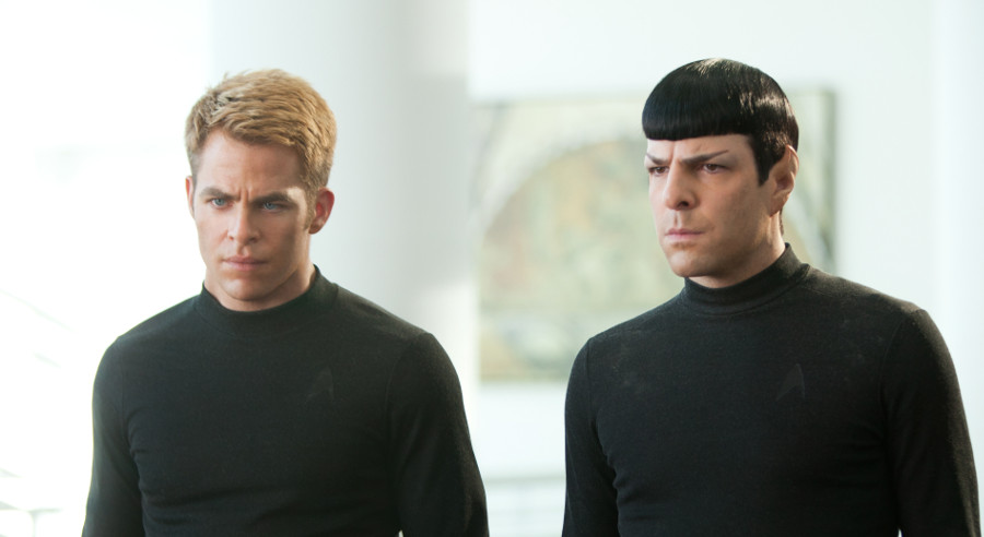 Chris Pine jako James T. Kirk i Zachary Quinto jako Spock w filmie "W ciemność. Star Trek" (2013)