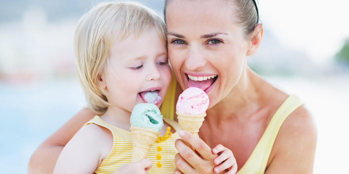 Mama z dzieckiem jedzą lody