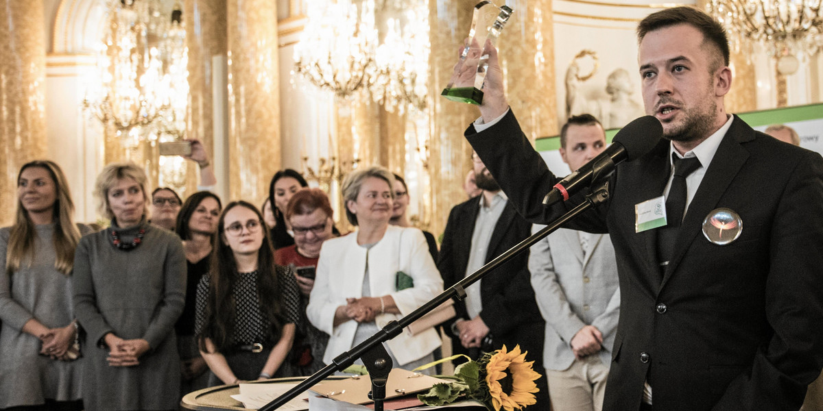 Został Nauczycielem Roku. Uwielbia Harrego Pottera i jest gejem