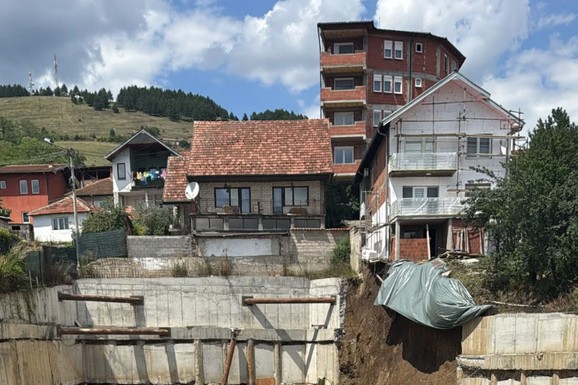(VIDEO) Probudio ih je snažan prasak, KUĆA JE POČELA DA PUCA, a onda se urušila! Četiri porodice u Novom Pazaru ostale bez doma zbog iskopavanja na gradilištu pored, oglasio se investitor
