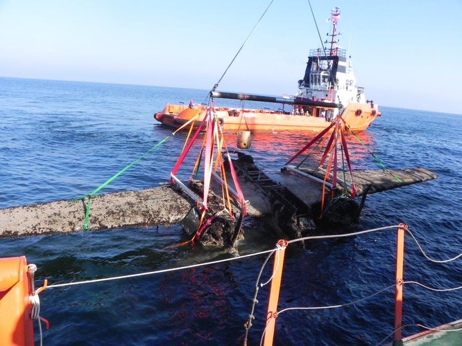 Wrak amerykańskiego bombowca Douglas A-20 z II wojny światowej, wydobyty z dna Bałtyku