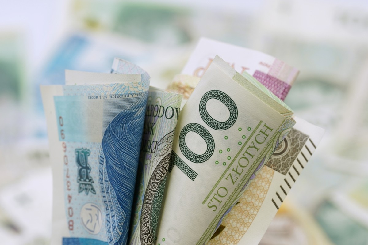 Kursy walut: W piątek złoty stracił wobec euro i dolara