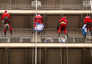 SAJ uručuje paketiće deci u Institutu za majku i dete