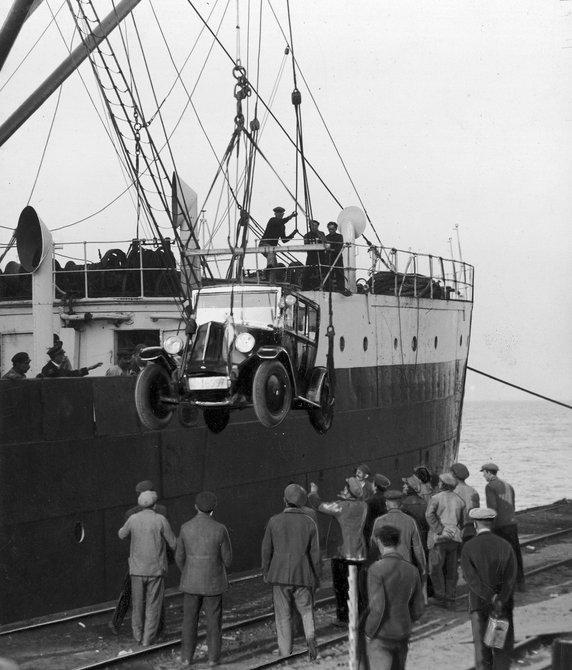 Emigranci i załadunek ich samochodu na statek w 1928 r. 