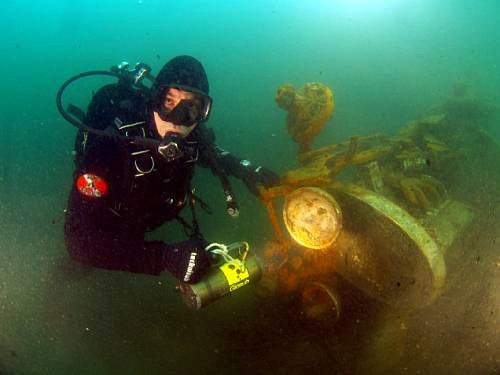 Po wyliczeniach zaległości zapadła decyzja o… zniszczeniu Bugatti, a najprostszym sposobem było zwyczajne zatopienie go w pobliskim jeziorze Maggiore