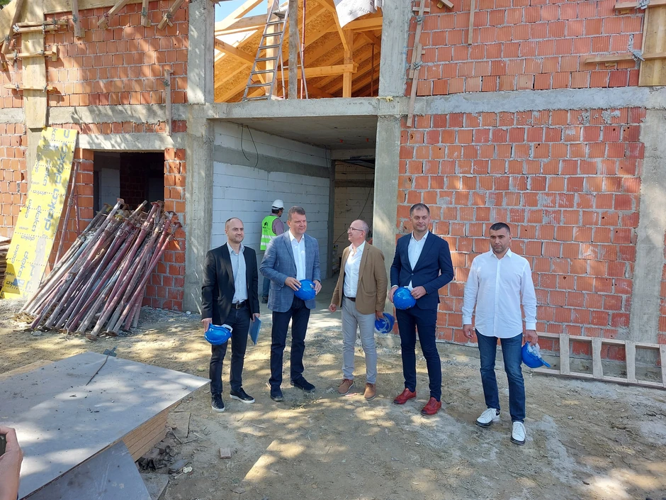 Predsednik pokrajinske vlade Igor Mirović obišao je Dom za duševno obolela lica u Čurugu