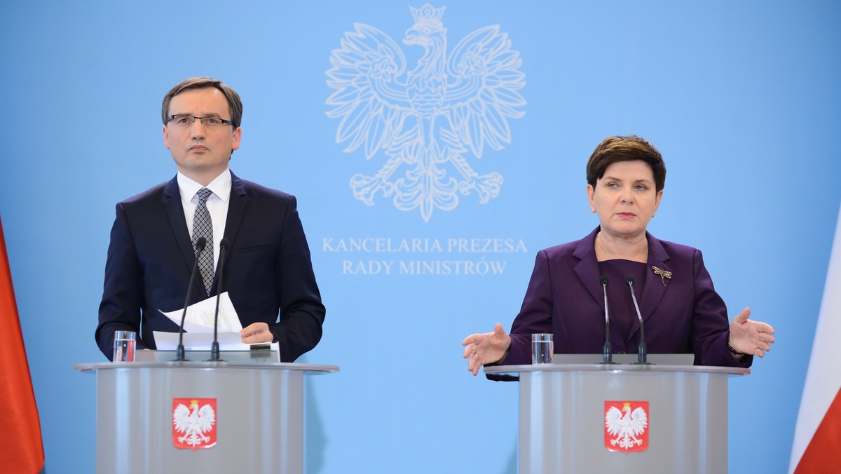 Rząd przyjął we wtorek projekty ustaw o komornikach sądowych oraz o kosztach komorniczych. Według premier Beaty Szydło nowe przepisy pozwolą egzekwować prawo, zabezpieczając zarazem interes obywateli.