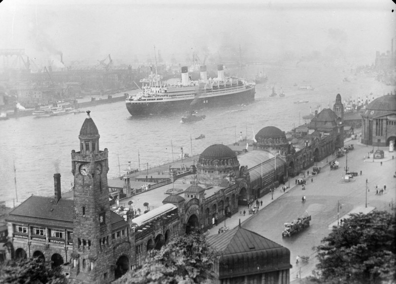Ponton do lądowania w Saint Paul i wyjście liniowca "Cap Arcona". Port w Hamburgu (Niemcy), 1934 r.