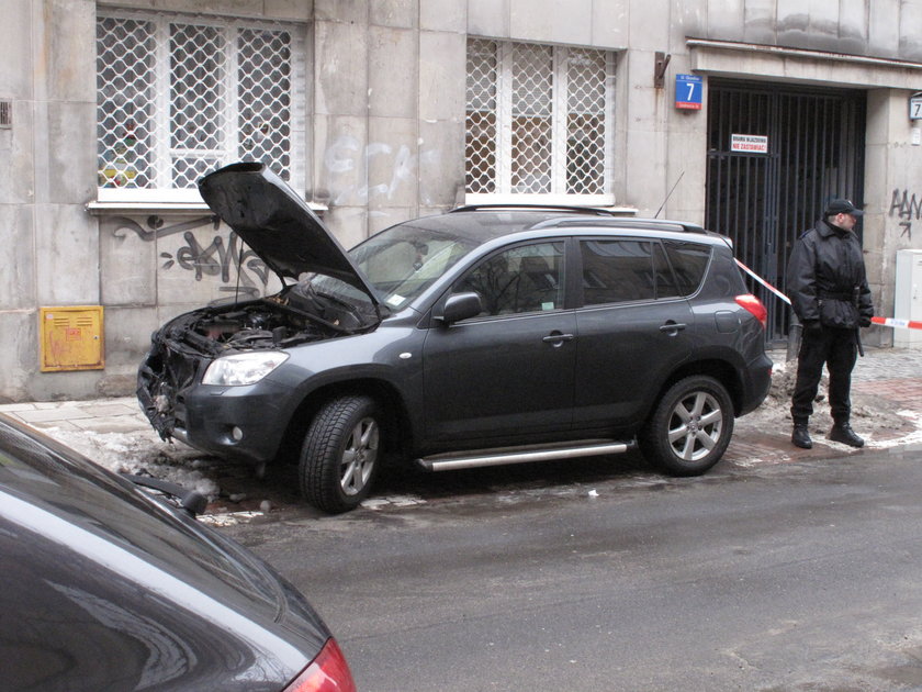 Spalone samochody przez Jacka T. na ul. Oleandrów w Warszawie