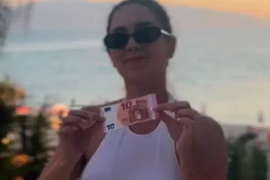 JANA otišla na MORE U ALBANIJU i evo šta je sve mogla da kupi za 10 EVRA! Ljudi se šokirali kada su čuli spisak - od GIROSA do KAFE, otkrila i cenu ležaljki