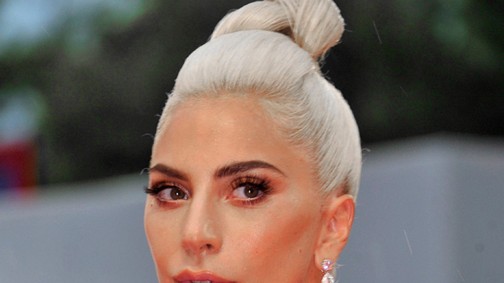 Gigantikus pink puffancsnak öltözött Lady Gaga Velencében