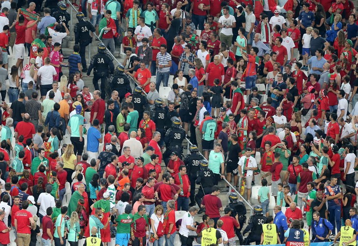 Nie wszyscy polscy kibice potrafili się zachować. Przepychanki na ulicach i stadionie w Marsylii