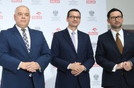 Wicepremier Jacek Sasin, premier Mateusz Morawiecki i prezes Orlenu Daniel Obajtek