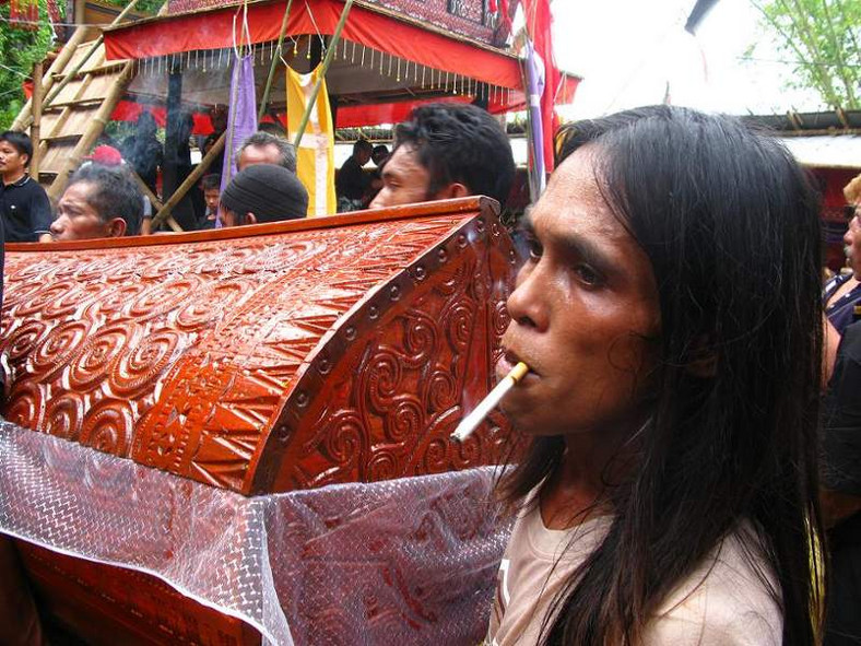 Sulawesi. W końcu wyniesiono trumnę zmarłej.