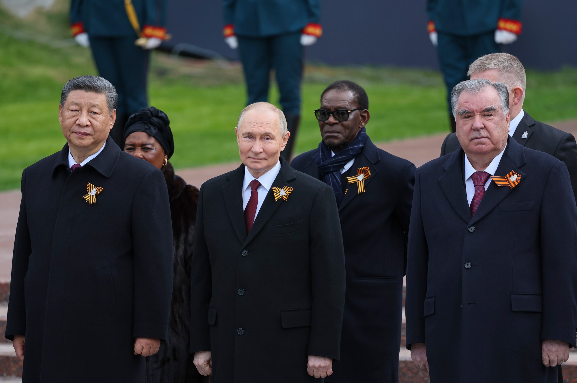 Čínsky prezident Si Ťin-pching (vľavo), ruský prezident Vladimir Putin (uprostred), tadžický prezident Emomali Rachmon (vpravo) a prezident Konžskej republiky Denis Sassou Nguesso (uprostred) na slávnostnom kladení vencov pri Hrobe neznámeho vojaka v Alexandrovej záhrade po vojenskej prehliadke pri príležitosti Dňa víťazstva v Moskve.