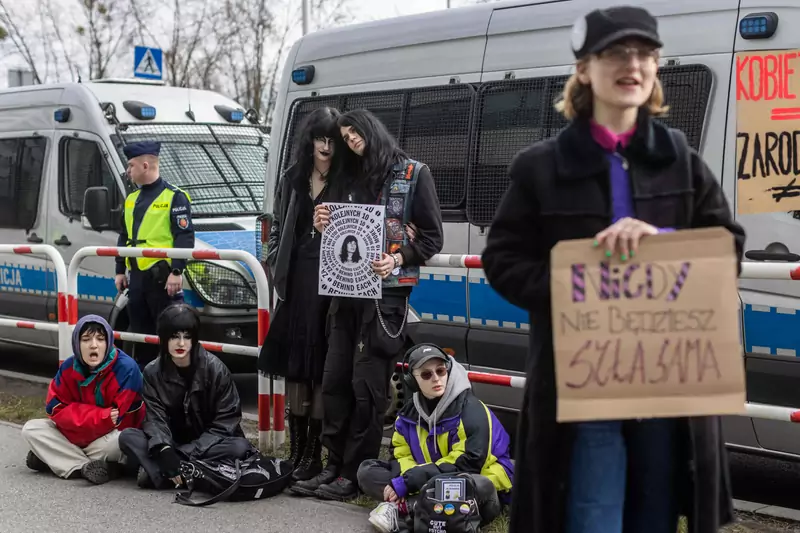 Pikieta przed gmachem sądu w obronie Justyny Wydrzyńskiej