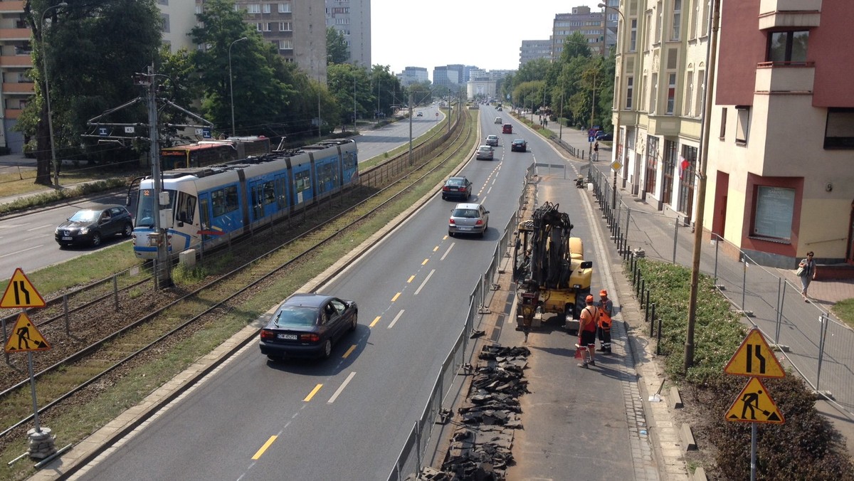 Od kilku dni na ul. Legnickiej w kierunku Leśnicy, na odcinku 100 metrów między ul. Rybacką a Środkową zajęty jest jeden pas ruchu. I tak już zostanie, bo jezdnia w tym miejscu zmieni się w ścieżkę rowerową.