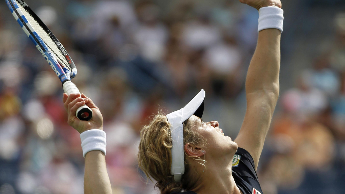 Belgijka Kim Clijsters w wyniku problemów z prawym barkiem skreczowała w meczu1/8 finału turnieju WTA na twardych kortach w Indian Wells (z pulą nagród 4,5 mln dolarów). Wiceliderka rankingu tenisistek uspokaja, że uraz nie jest zbyt poważny.