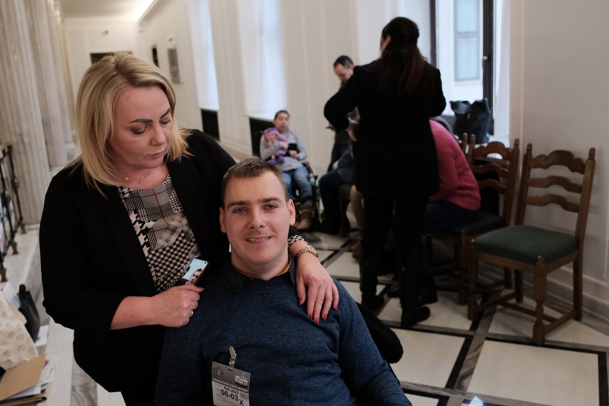 Iwona Hartwich i Jakub Hartwich podczas protestu okupacyjnego niepelnosprawnych i ich opiekunów w Sejmie