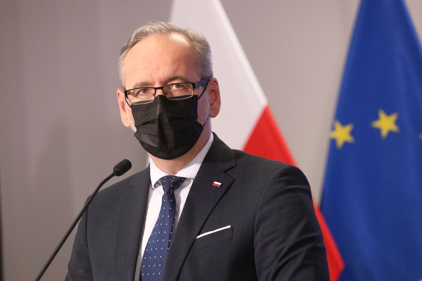 Żeby zaszczepić się dawką przypominającą, minister musi poczekać jeszcze 3 miesiące.