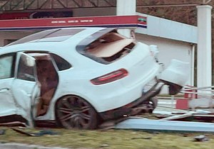 Porše udario u benzinsku pumpu