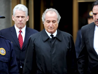 Bernard Madoff wychodzi z budynku sądu w Nowym Jorku (marzec 2009 r.)