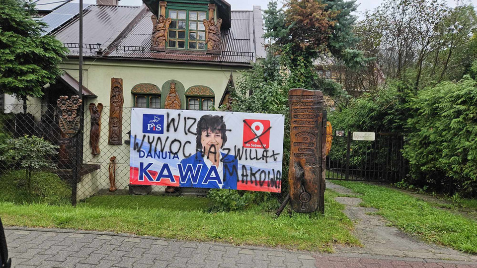Zniszczone plakaty wyborcze PiS w Makowie Podhalańskim