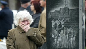 Alehandra Lihova, sestra radnika koji je poginuo nakon operacija čišćenja posle eksplozije i požara u nuklearnoj elektrani Černobilj na ceremoniji polaganja venaca na spomenik žrtvama u Kijevu, Ukrajina, 26. aprila 2004.