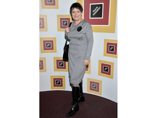 Ilona Łepkowska w prostej szarej sukience.