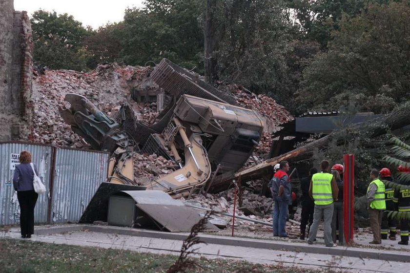 Wywrócił koparkę, bo... zasnął za jej sterami