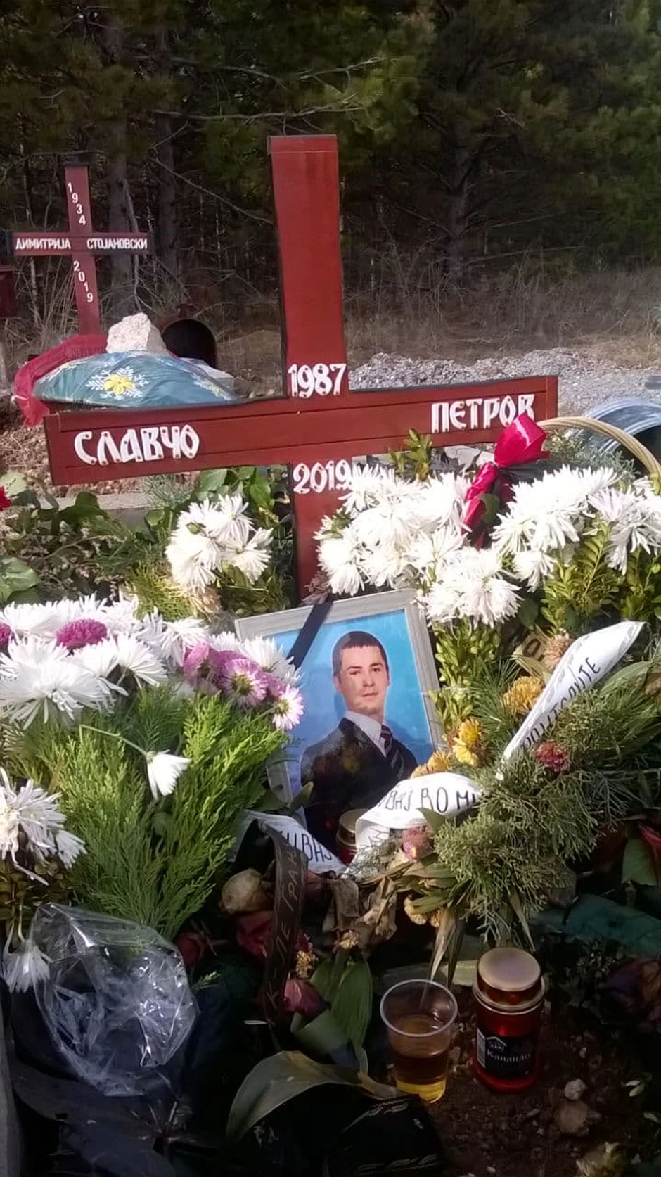 Biljana na grobu svoga brata Slavča Petrova u Makedoniji