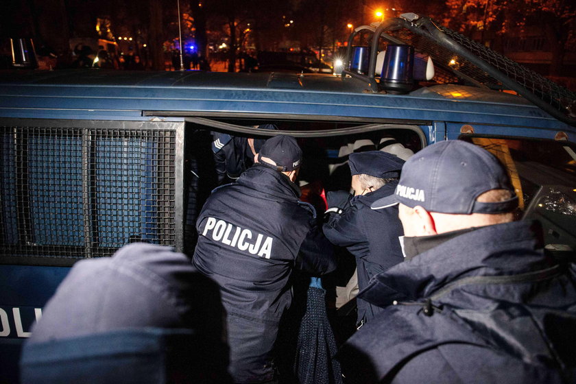 Trwa protest kobiet w Warszawie. Zablokują Sejm? Olbrzymie siły policji