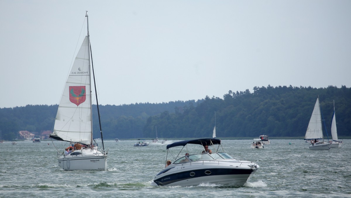 Żeglarze bez patentu opanowali Mazury "Przyjeżdżają i rozsądek zanika"