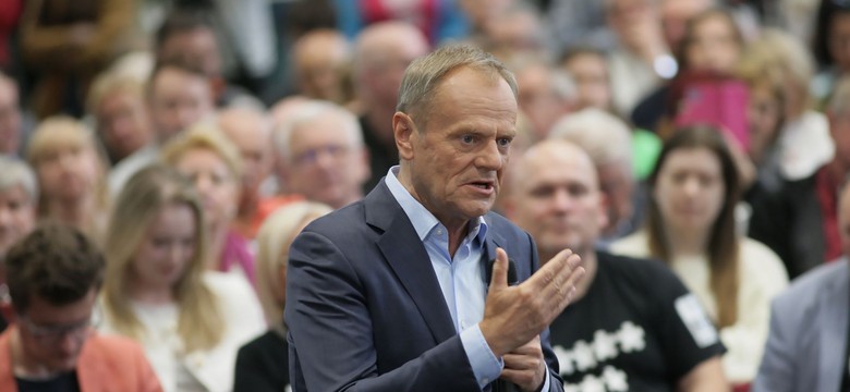 Tusk: Szef MON pozbawiony jest honoru. Chowa się za generałami