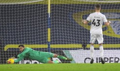 Klich na raty pokonał Fabiańskiego. Pomógł mu w tym VAR