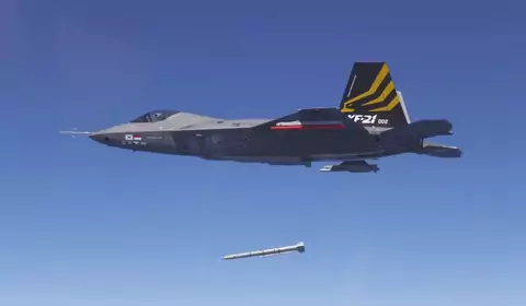 Koreański supermyśliwiec udanie strzela najlepszym pociskiem świata