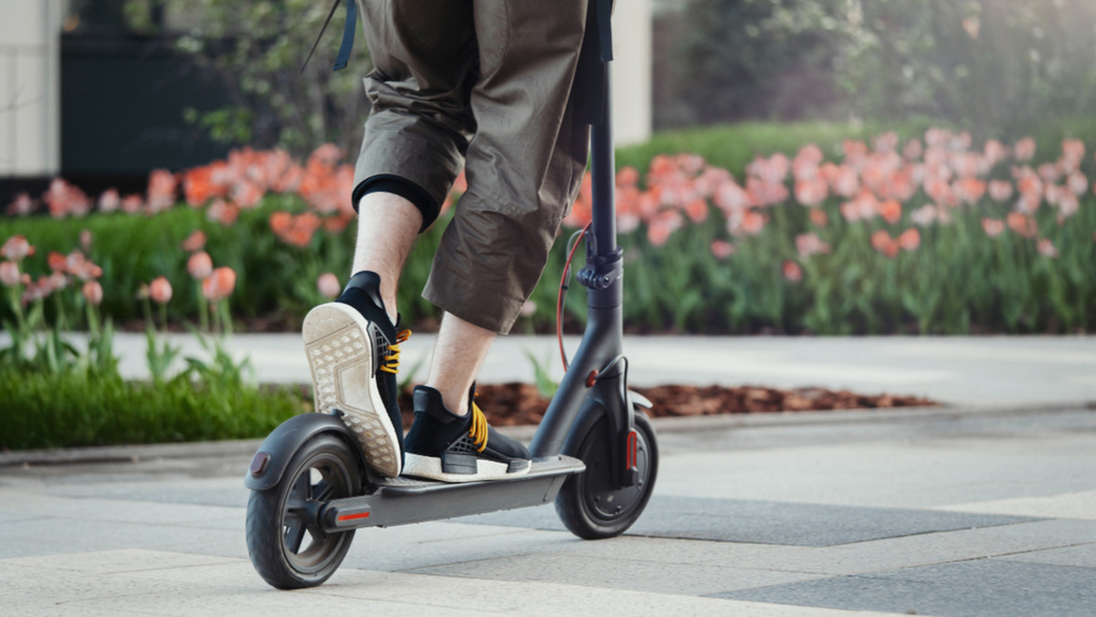 Ten rodzaj transportu z dnia na dzień zyskuje na popularności i staje się elementem miejskiego krajobrazu. Szybkie, stylowe i przyjazne dla środowiska hulajnogi elektryczne coraz częściej wypierają tradycyjne rodzaje komunikacji, jak autobus, samochód czy rower. Czy zastanawiałeś się kiedyś nad zakupem hulajnogi elektrycznej? Jeśli nie, to z pewnością najwyższy czas, abyś to zrobił. Podpowiadamy, jaki model sprosta twoim oczekiwaniom.