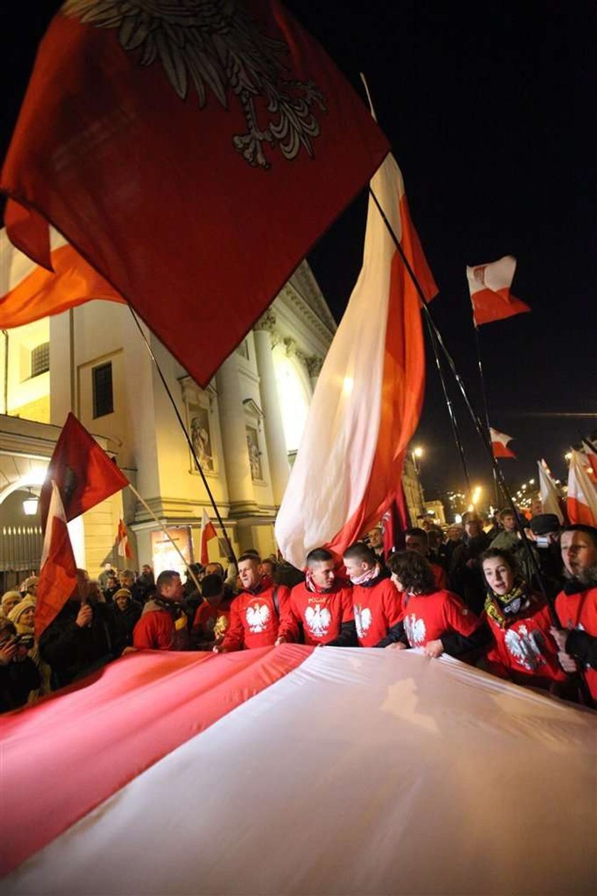 Nocny marsz: Smoleńsk pomścimy! Zdrada! My naród, oni ziomale Nergala!