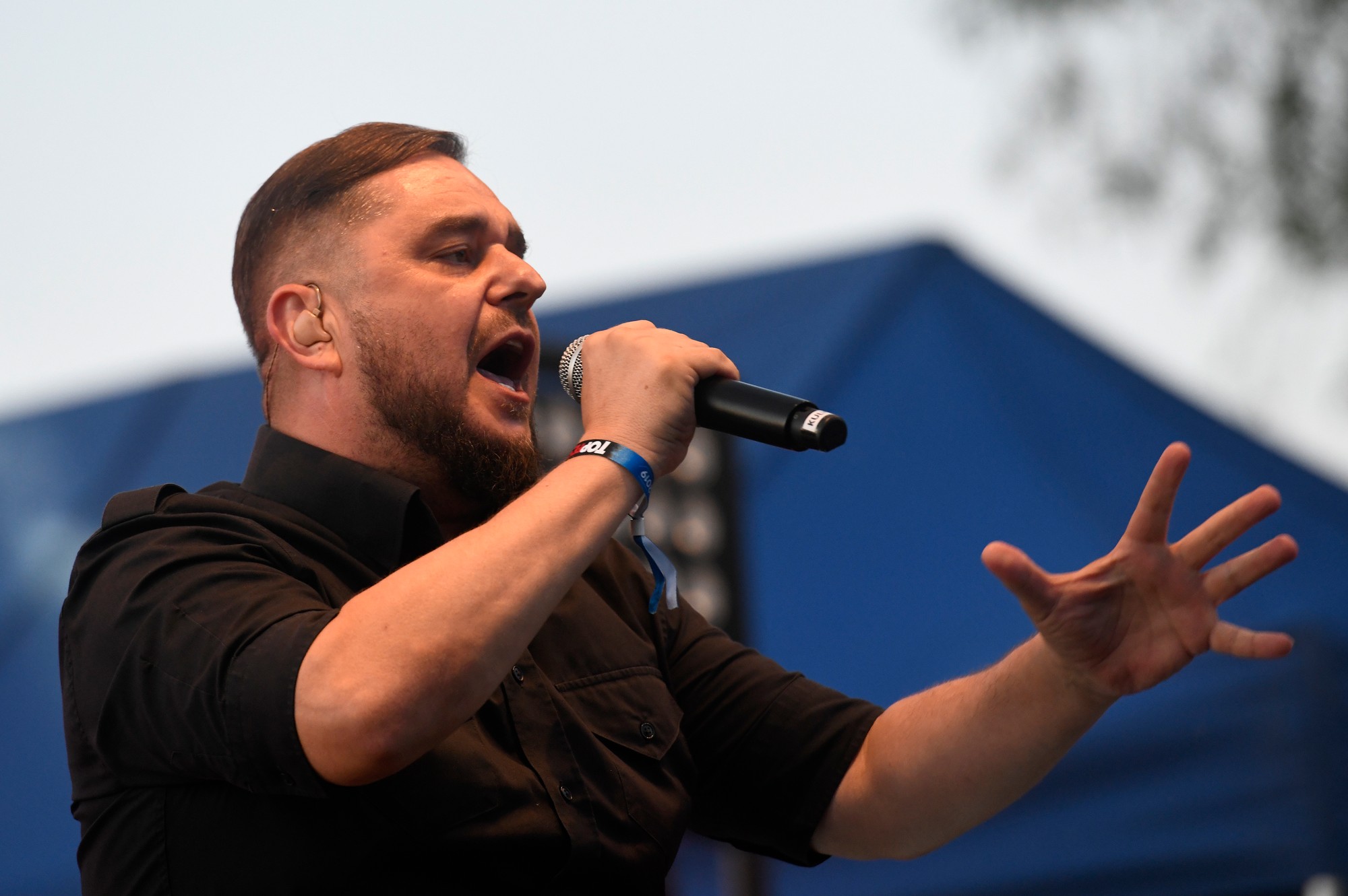 Skupina Desmod so spevákom Máriom Kuly Kollárom počas vystúpenia prvého dňa 16. ročníka hudobného festivalu Topfest.